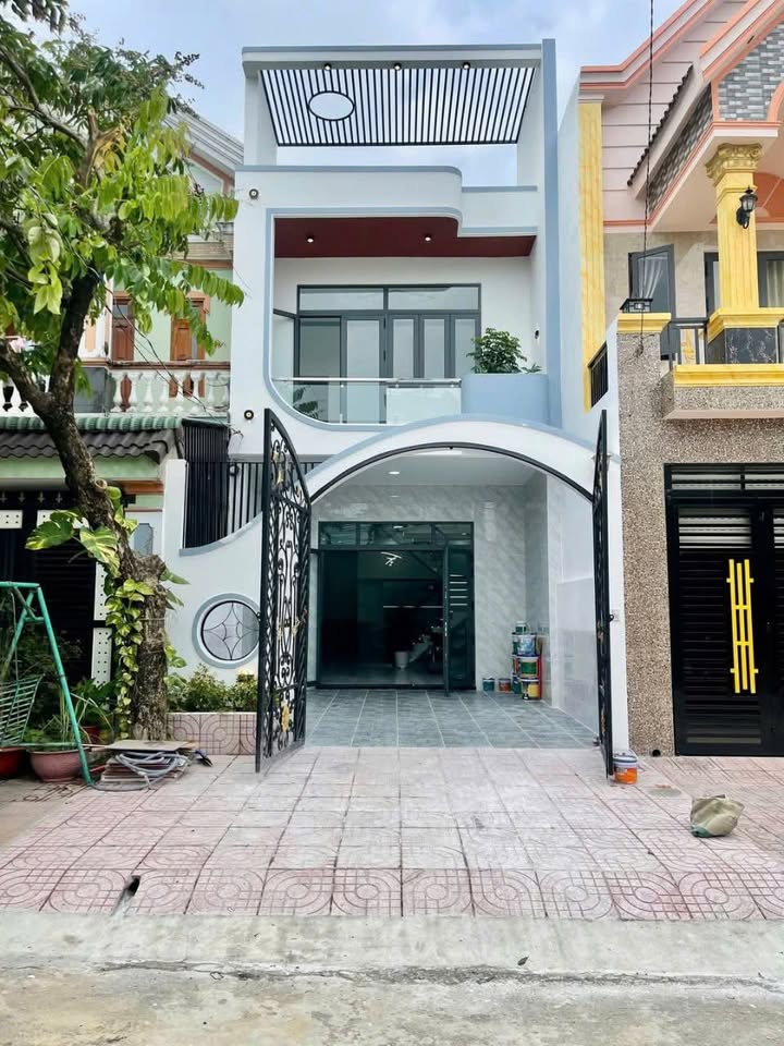 NHÀ ĐẸP - SHR – DỌN VÀO Ở NGAY – 104m2 - 2 TỶ 4 - LONG AN